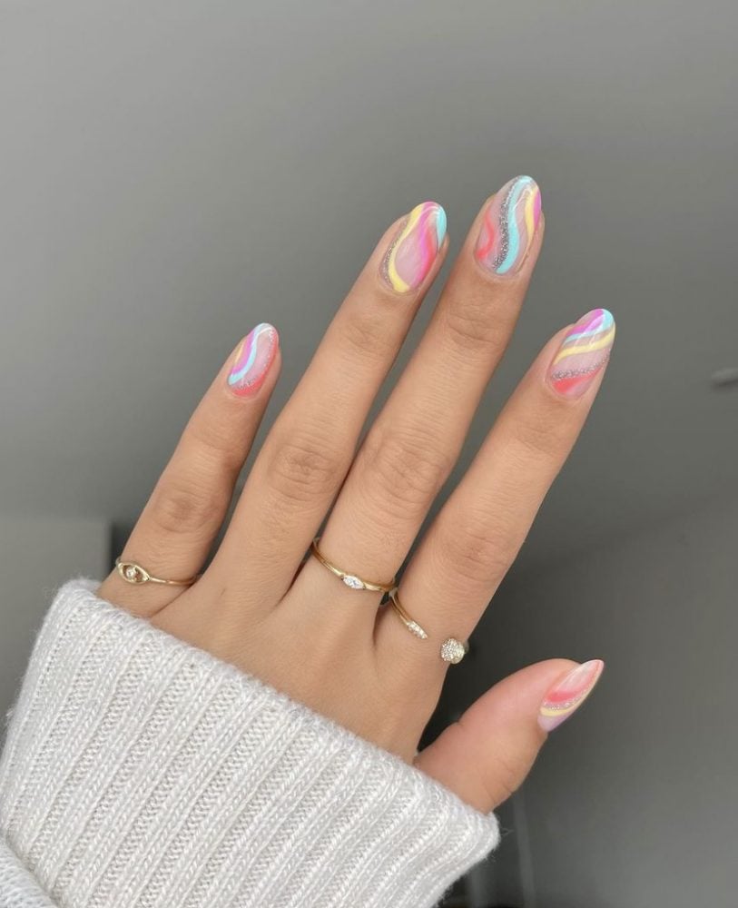 summer nails with stripes