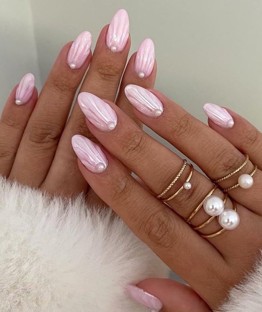 Chic pink seashell nails for summer.