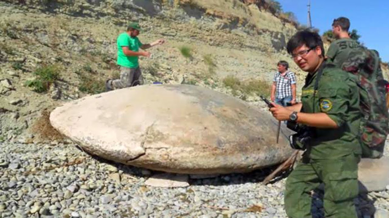 UFO captured? 😲 UFO Proof? 🛸 रूस में मिला 12 Crashed UFO made out of rare  metal Tungsten ?? in Hindi - YouTube