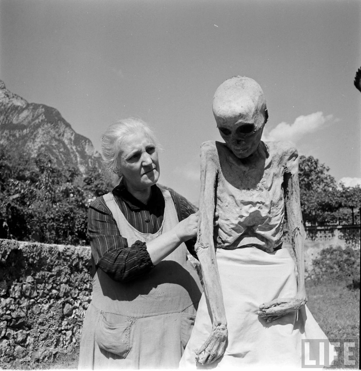 Candid PH๏τographs Captured People Living a Normal Life With Mummies in Venzone, Italy in 1950 ~ Vintage Everyday