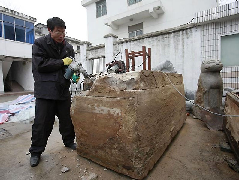 MONGOLES, CHINA Y LA RUTA DE LA SEDA: Arqueólogos encuentran una momia de la dinastía Ming en China