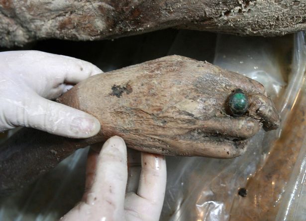 A ring survived 700 years on the woman's finger