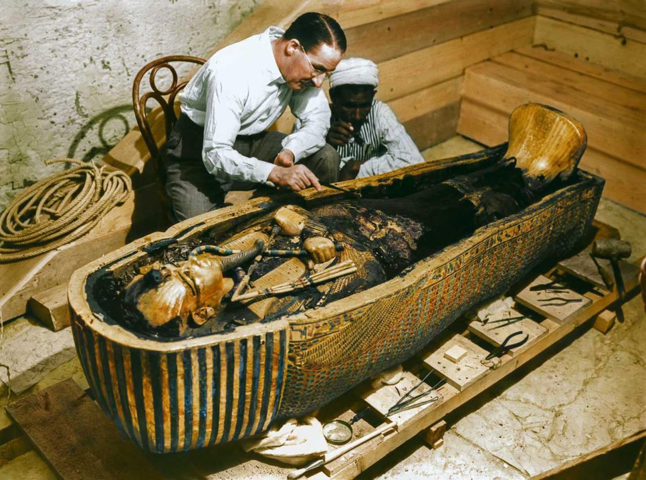 The discovery of Tutankhamun in color pictures, 1922 - Rare Historical  PH๏τos