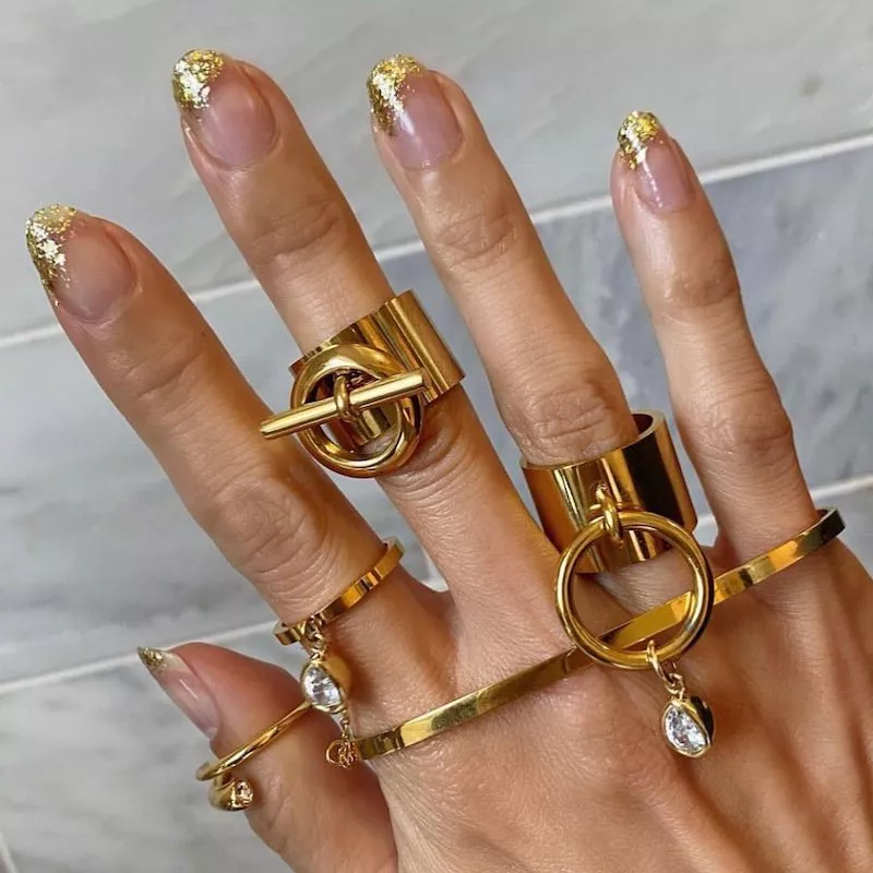 ɴuᴅᴇ nails with chunky gold glitter tips