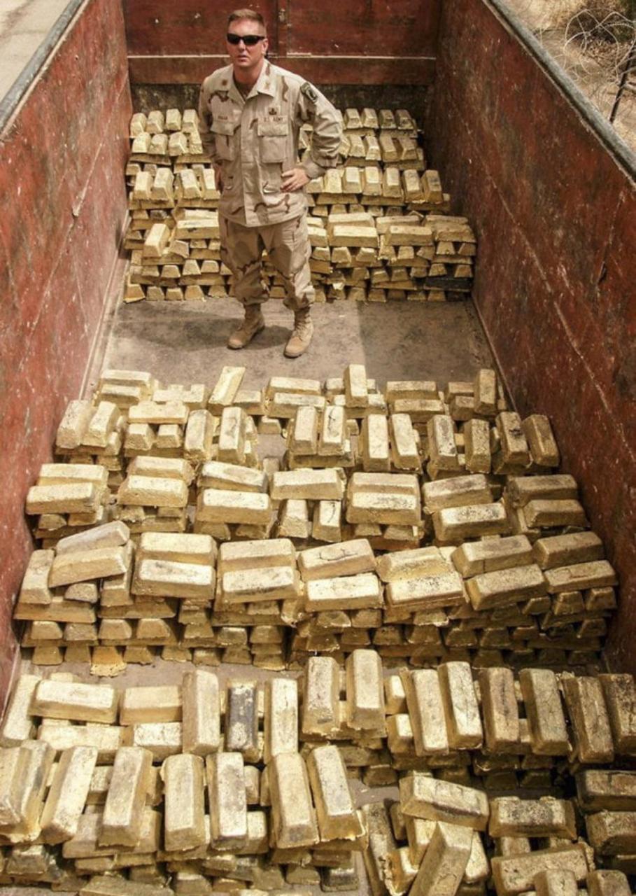 US Army soldiers with gold bullions in Iraq, 2003 : r/interestingasҒUCҜ