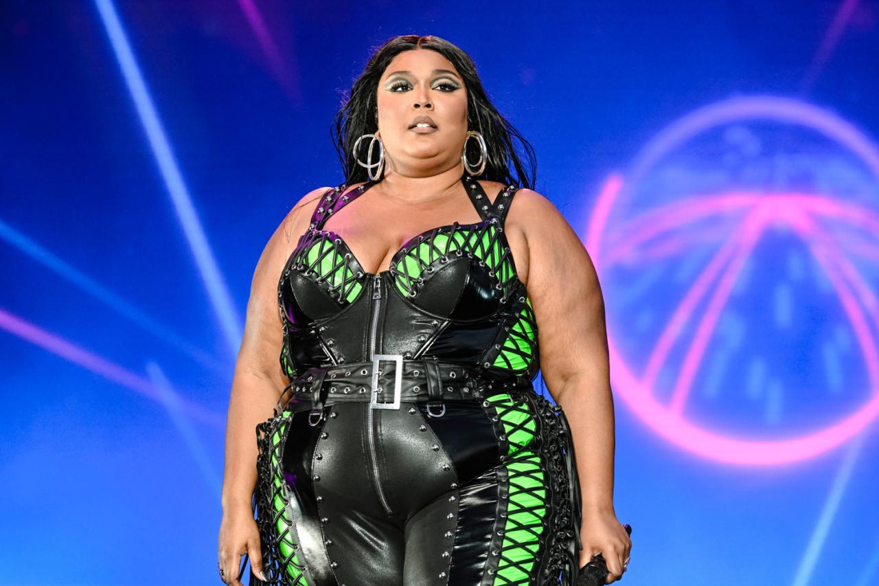 Lizzo's current dancers praise singer as she faces lawsuit, lizzo clothing