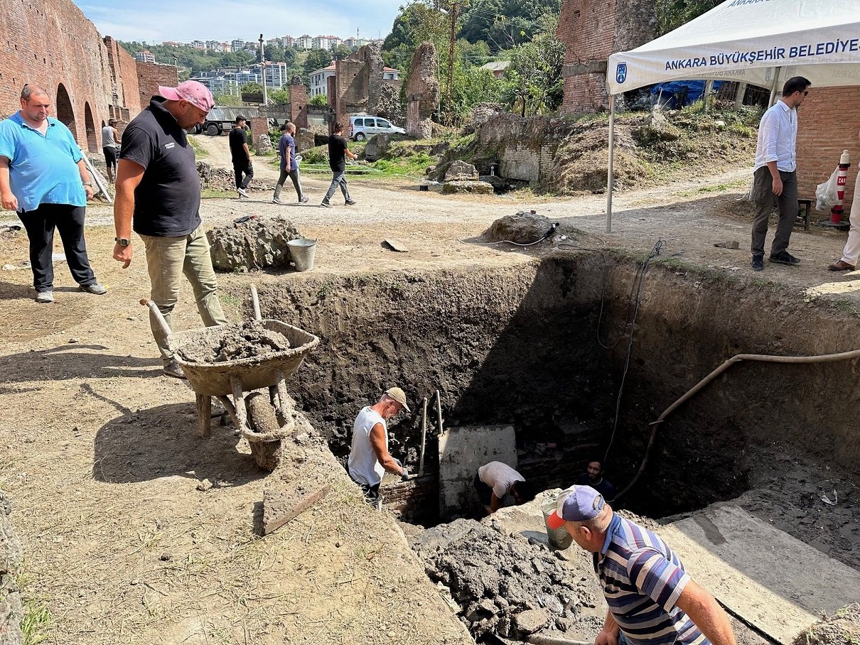 A 1,800-year-old water nymph statue has been unearthed during excavations in the ancient city of Amastris, Amasya, northern Türkiye, Sept. 8, 2023. (DHA PH๏τo)