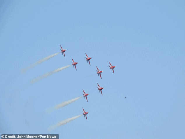 Another spectator, Emma Smith, said that she spotted the UFO on her pH๏τos taken near Paignton Pier