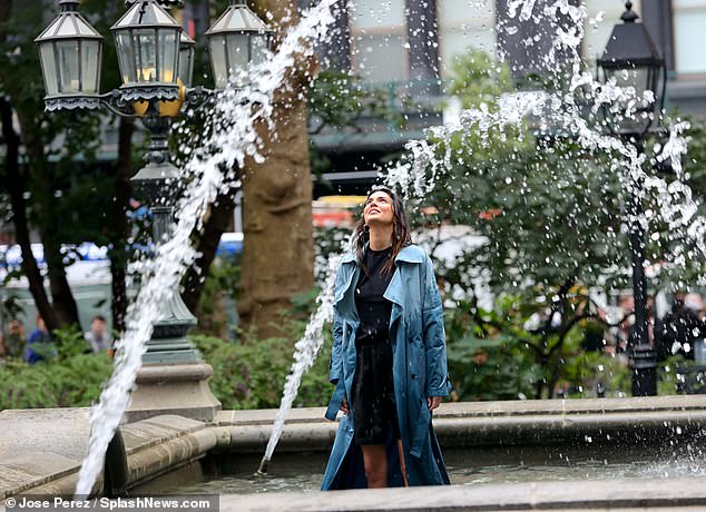 Cinematic: Kendall set on the edge of the fountain before eventually making her way in for a cinematic sH๏τ that saw her looking up as jets of water splashed around her