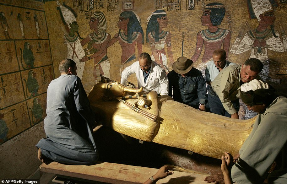 Egypt's antiquities chief Zahi Hawᴀss (3rd L) supervises the removal of the lid of the sarcophagus of King Tutankhamun in his underground tomb in the famed Valley of the Kings in  2007.