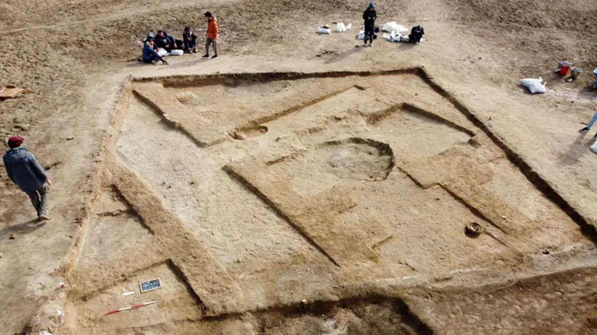 Archaeologists make incredible discovery of 5,000-year-old pub with food  remains inside - World News - Mirror Online