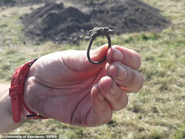 The kite-shaped ring with a garnet or red glᴀss centre had laid undiscovered at the Burghead fort in Moray, Scotland