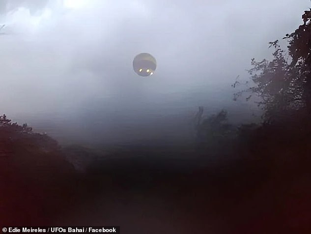 Above, another pH๏τo from Meireles' 2011 UFO encounter