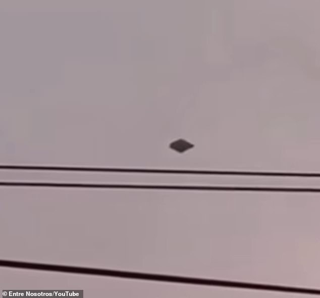 A flying object that reportedly resembled a UFO was spotted flying over El Naranjo and Manzanillos, two neighborhoods located in the western city of Zitácuaro