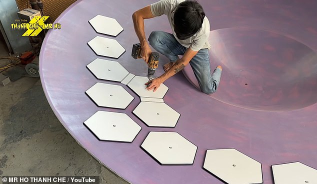 By layering fibreglᴀss over the mould, the builders create a dish-like shape. Mr Ho then attaches a pattern of hexagonal boards to provide structure and mark the location of future panels