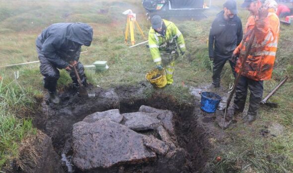 The cist gradually being uncovered at Cut Hill during the excavations 