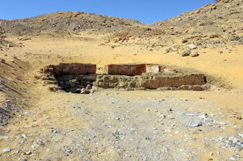 Hidden 'City of the ᴅᴇᴀᴅ' with more than 300 tombs
