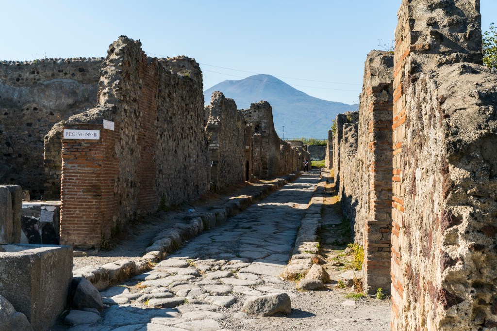 Earthquakes played a major role in the Pompeii eruption. 