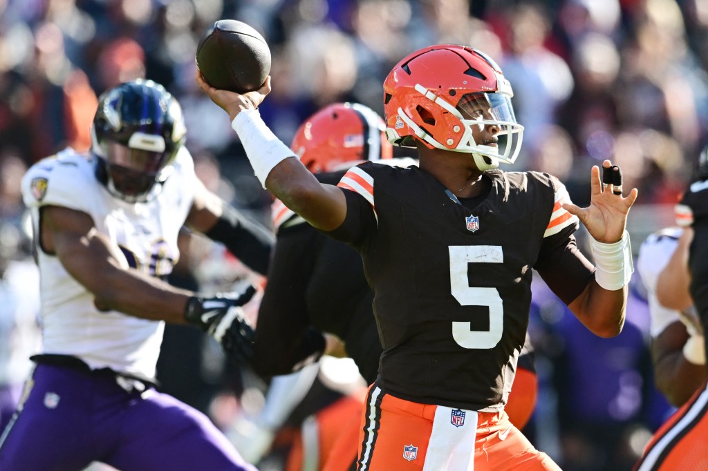 Jameis Winston (5) throws a pᴀss during the second half against the Baltimore Ravens at Huntington Bank Field. 