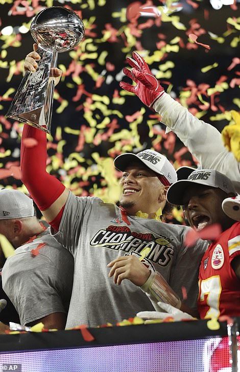 Mahomes celebrates with his teammates