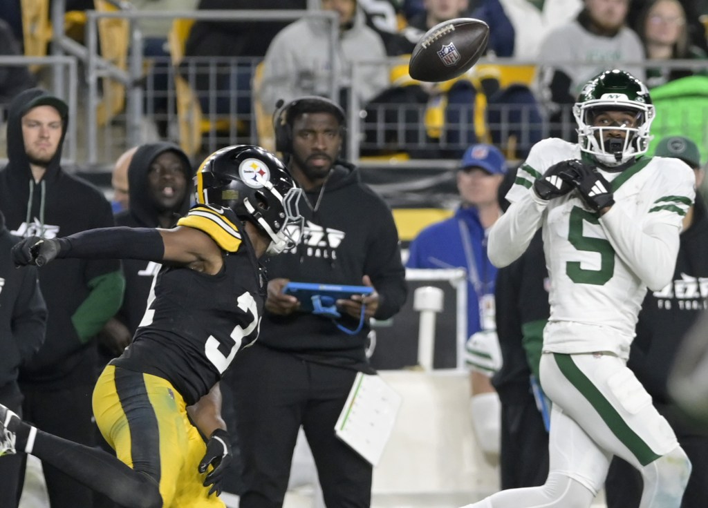 Aaron Rodgers' pᴀss bounced off Garrett Wilson's chest and was intercepted by Beannie Bishop (31) during the Jets' Week 7 loss to the Steelers.