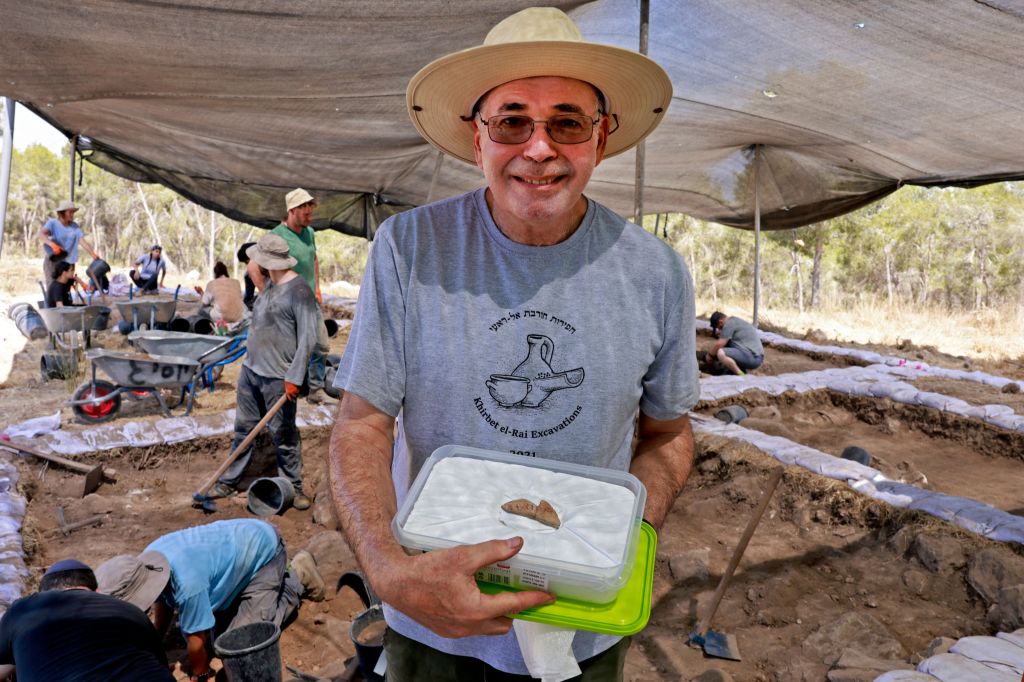 Professor Yosef Garfinkle claims he found evidence of urban settlement in organized cities dating to around 1,000 BCE, which would be during the reign of King David, as documented in a journal published by the Insтιтute of Archeology at the Hebrew University of Jerusalem.