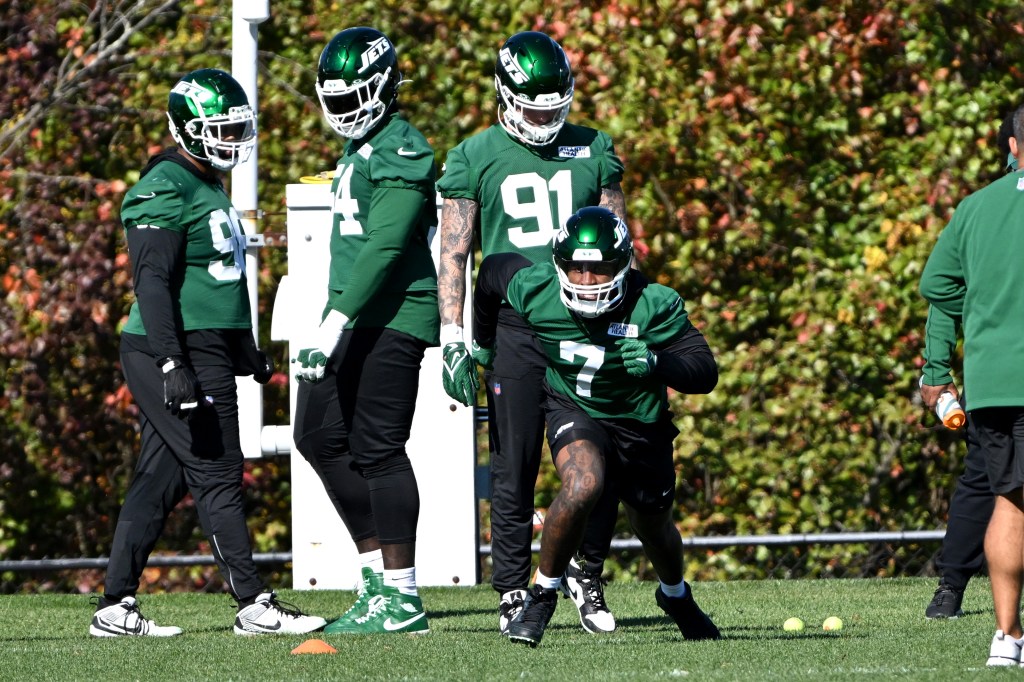 Haason Reddick runs in a drill during Jets' practice on Oct. 25, 2024.