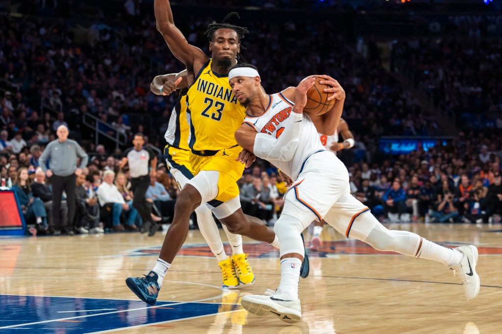 Josh Hart drives on Aaron Nesmith during the Knicks' win over the Pacers.