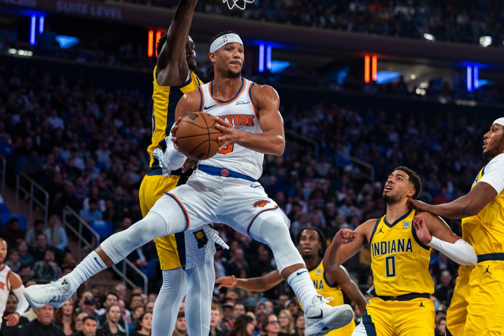 Josh Hart, who scored 20 points, looks to make a pᴀss during the Knicks' win over the Pacers on oct. 25, 2024.