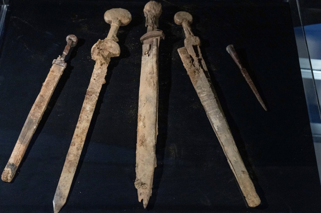 Israeli archaeologists show four Roman-era swords and a javelin head found during a recent excavation in a cave near the ᴅᴇᴀᴅ Sea, in Jerusalem, Wednesday, Sep. 6, 2023.