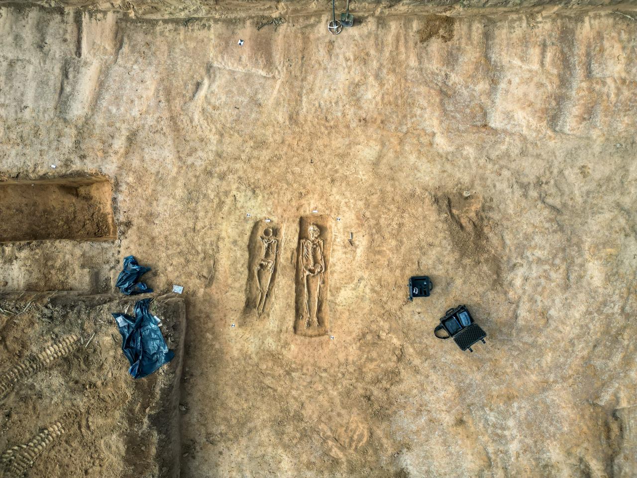 An aerial view of the exhumed couple.