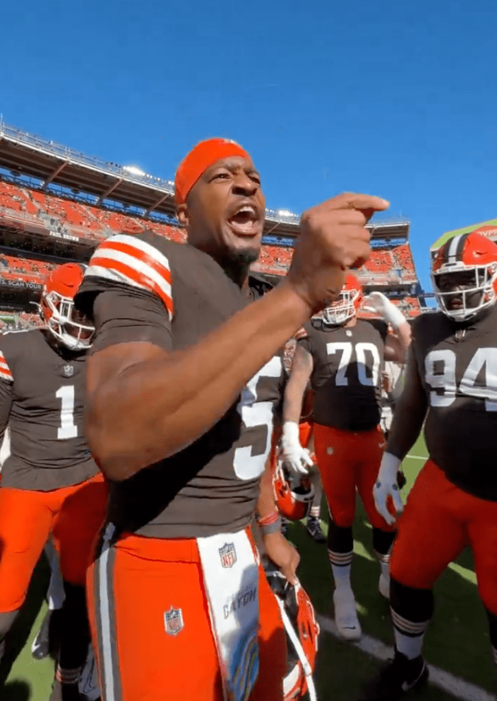 Jameis Winston hypes his teammates up before the Browns' win over the Ravens on Oct. 27, 2024. 