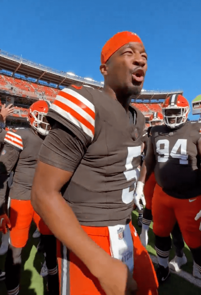 Jameis Winston hypes his teammates up before the Browns' win over the Ravens on Oct. 27, 2024. 