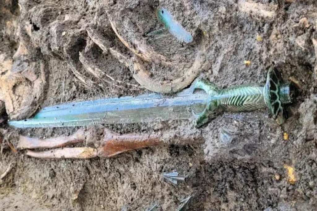 Archaeologists made a very special find during excavations in Nördlingen last week: a bronze sword that is over 3000 years old and is so exceptionally well preserved that it almost still shines. It is a representative of the bronze full-hilt swords, whose octagonal hilt is made entirely of bronze (octagonal sword type).