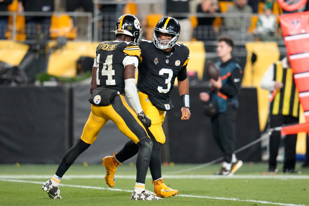 Wilson celebrates his touchdown pᴀss to George Pickens.