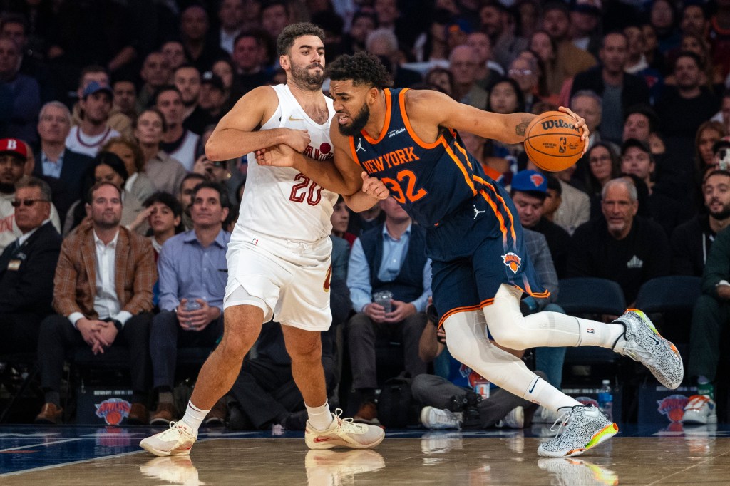 Knicks center Karl-Anthony Towns (32) drives around Cleveland Cavaliers forward Georges Niang