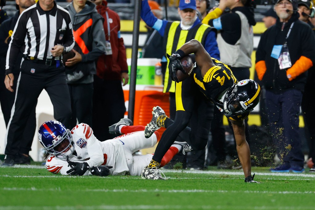 Giants corner Deonte Banks (3) misses a tackle on Steelers receiver George Pickens (14) in the second quarter on Oct. 28, 2024.