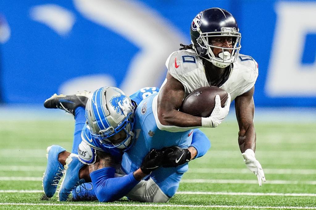 тιтans wide receiver Calvin Ridley (0) makes a catch against Detroit Lions cornerback Carlton Davis III