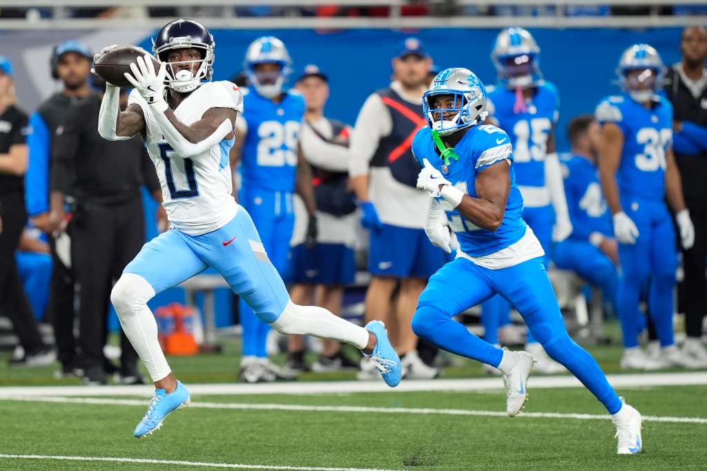 тιтans wide receiver Calvin Ridley (0) makes a catch past Detroit Lions cornerback Amik Robertson