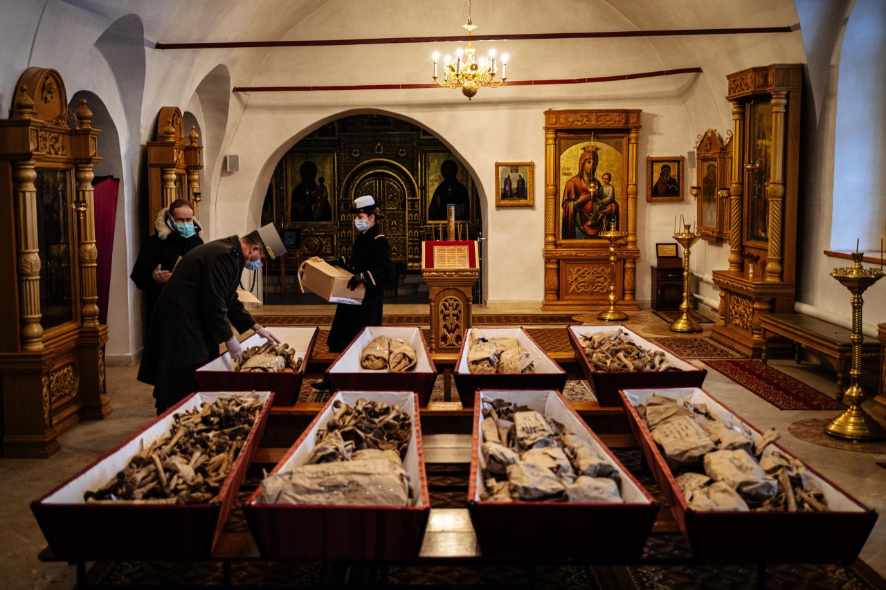 French officials from French embᴀssy in Moscow arrange remains of Russian and French soldiers who died during Napoleon's 1812 retreat, in communal coffins during a ceremony in a small church in the monastery of John the Precursor in the town of Viazma on February 8, 2021.