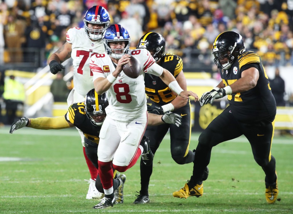 Giants quarterback Daniel Jones (8) runs the ball against the Pittsburgh Steelers during the fourth quarter