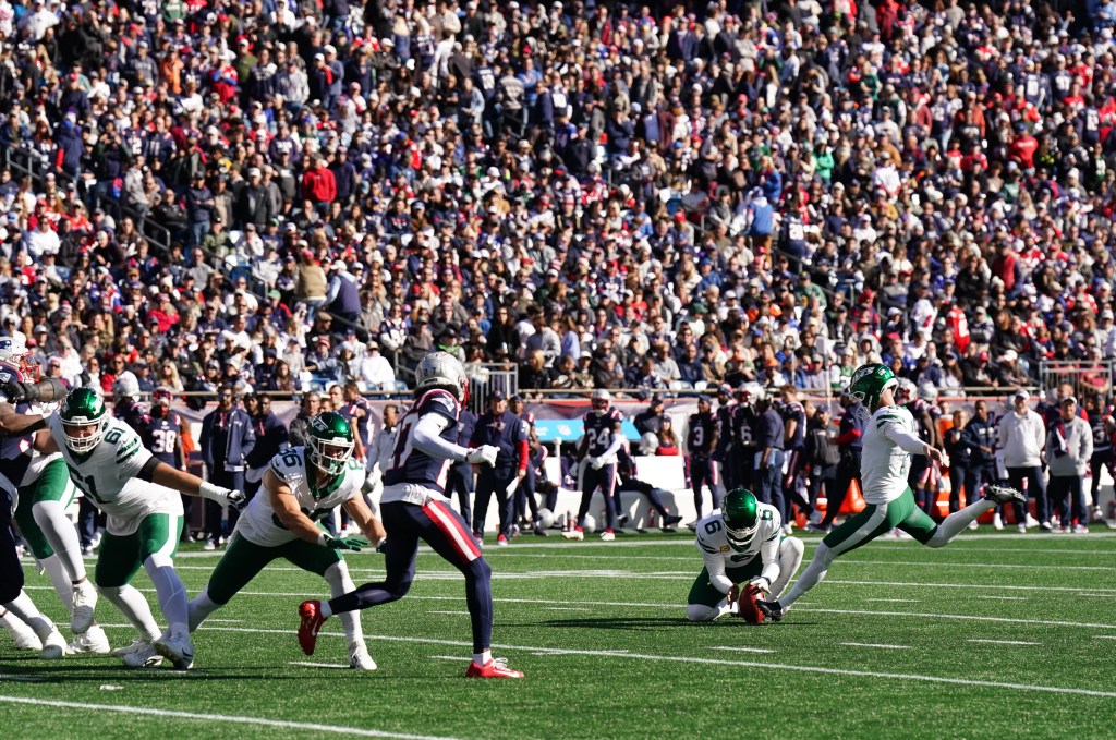 Greg Zuerlein misses an extra point during the Jets' loss to the Patriots on Oct. 27, 2024. 