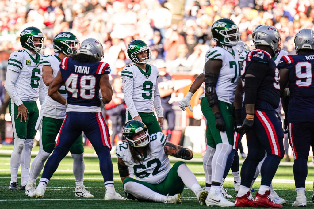 Jets kicker Greg Zuerlein (9) reacts after missing a kick against the Patriots on Oct. 27, 2024.