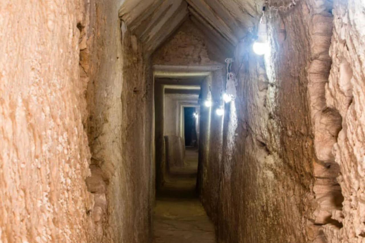 A lost tunnel that may lead to an ancient Egyptian tomb of Cleopatra was discovered by an Egyptian-Dominican archaeological research team.