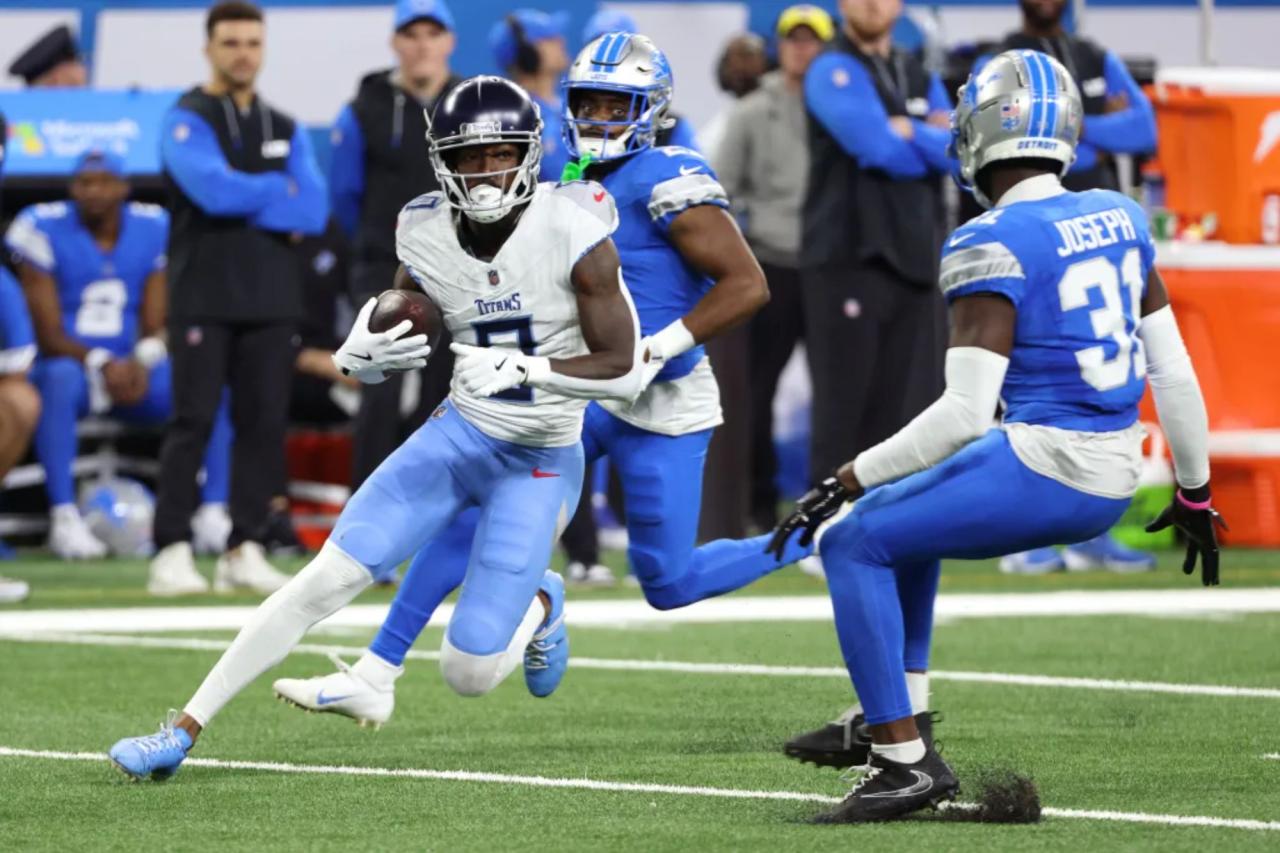 Calvin Ridley #0 of the Tennessee тιтans runs past Amik Robertson #21 of the Detroit Lions