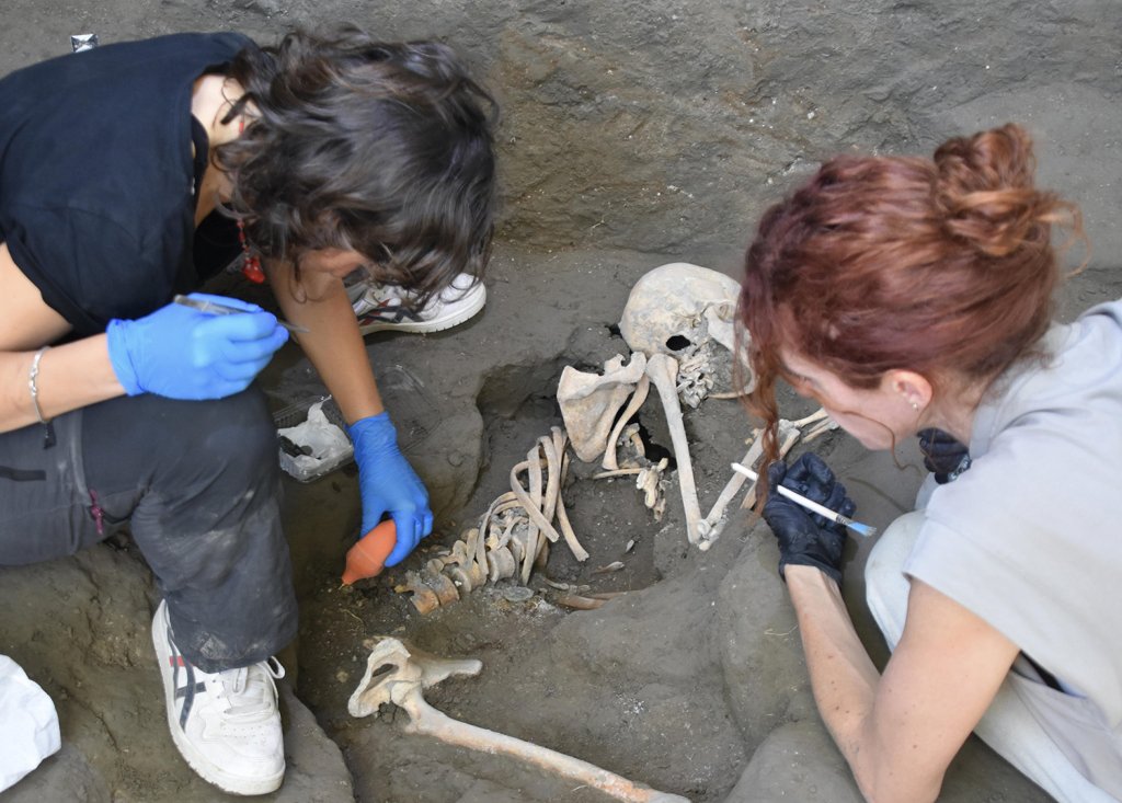 A new pair of well preserved skeletal remains was found in Pompeii.