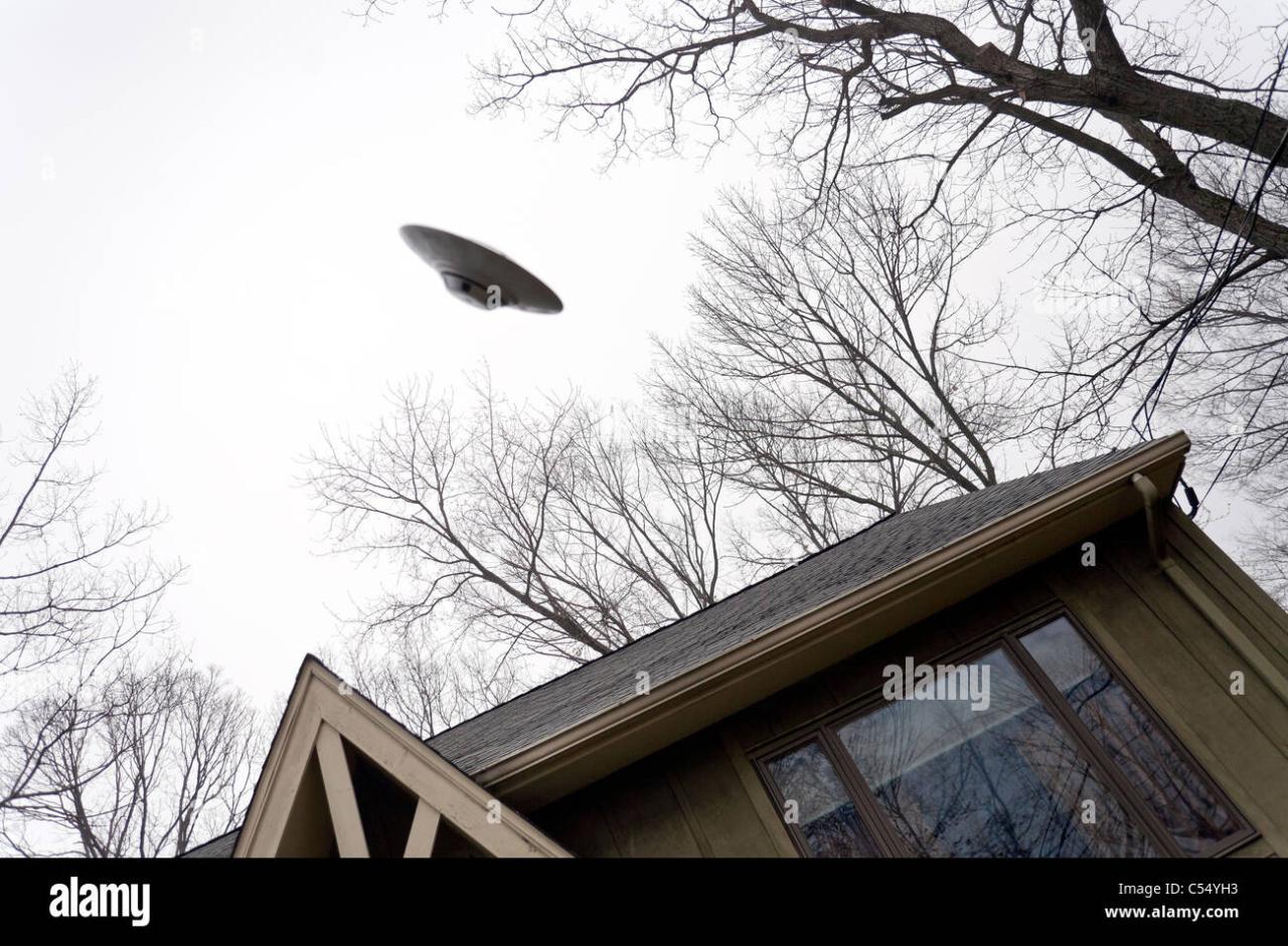 UFO flying over a house Stock PH๏τo - Alamy