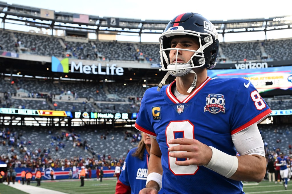 Giants quarterback Daniel Jones (8) walks off the field after the Washington Commanders 27-22 win over the Giants in East Rutherford, N.J. 