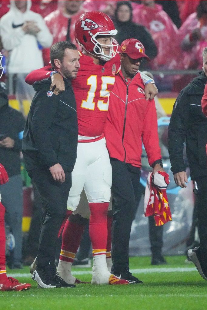 Kansas City Chiefs quarterback Patrick Mahomes (15) is ᴀssisted off the field after an injury against the Tampa Bay Buccaneers during the second half at GEHA Field at Arrowhead Stadium.