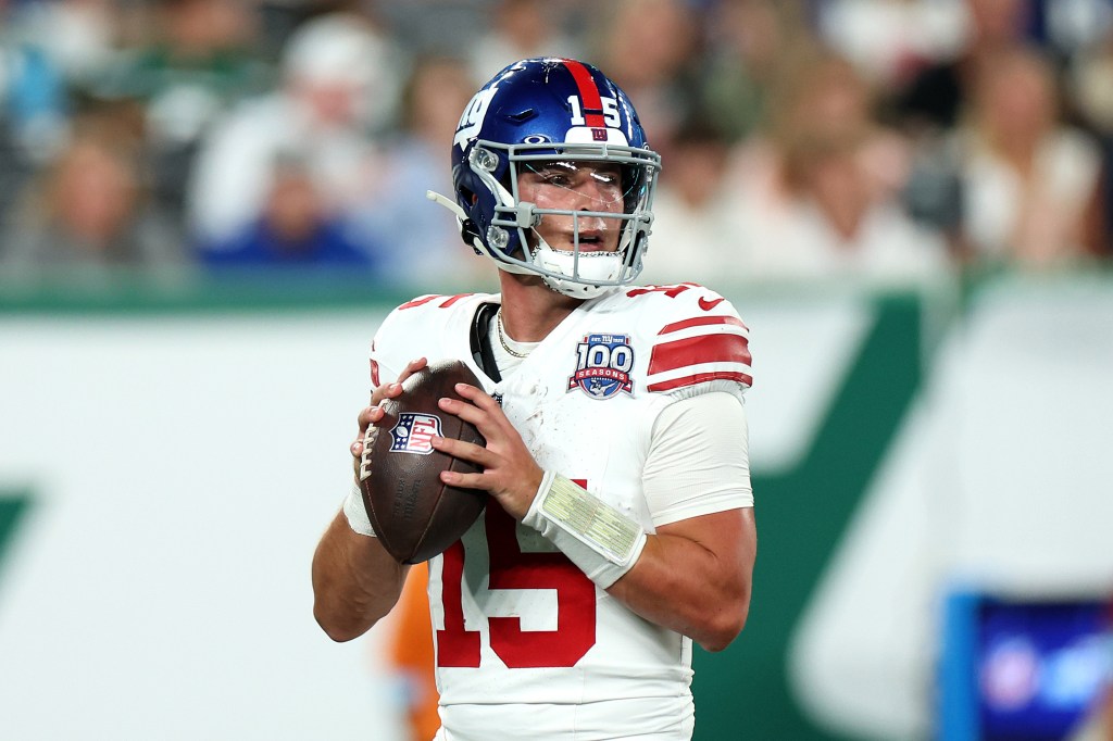 Tommy DeVito #15 of the New York Giants looks to pᴀss against the New York Jets during the second quarter of a preseason game at MetLife Stadium on August 24, 2024 in East Rutherford, New Jersey.